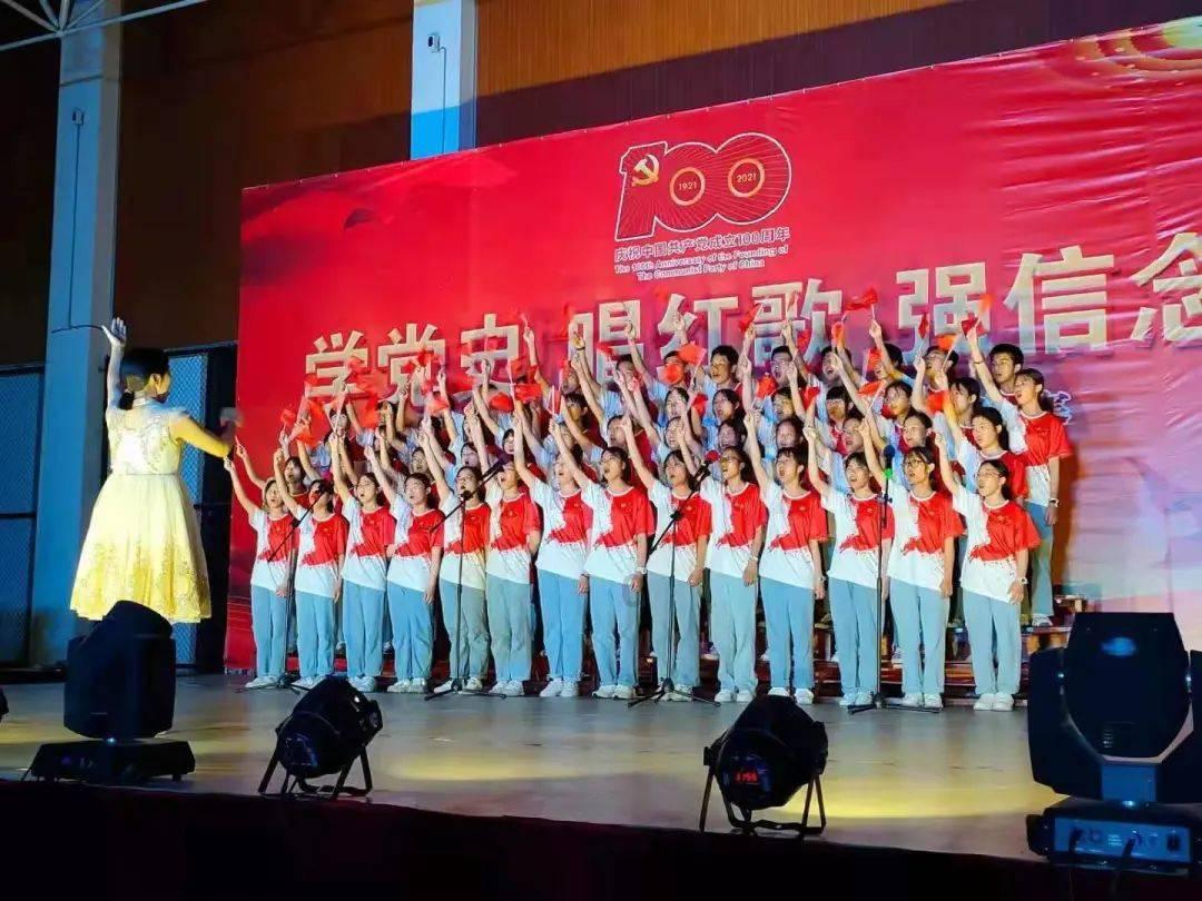 王明同学是个有名的暴脾气这天活动课上因为有个同学不小心碰脏了她的衣服我应该怎么劝说他？